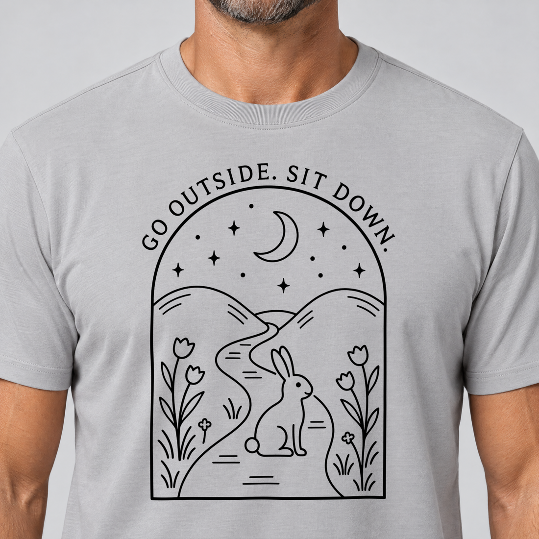 Nahaufnahme des Drucks: Go outside. Sit down. – T-Shirt Unisex in Hellgrau, von einem Mann getragen