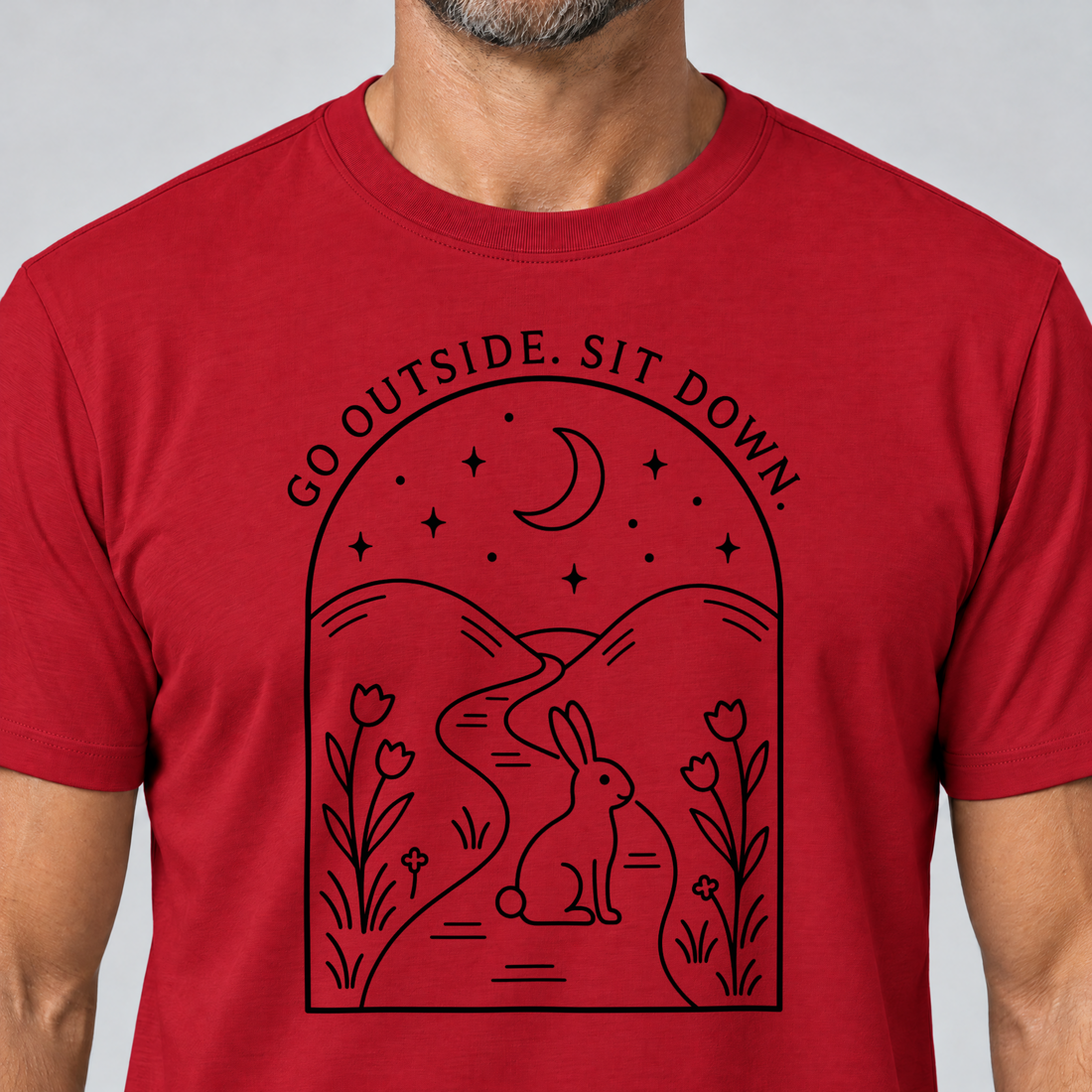 Nahaufnahme des Drucks: Go outside. Sit down. – T-Shirt Unisex in Rot, von einem Mann getragen