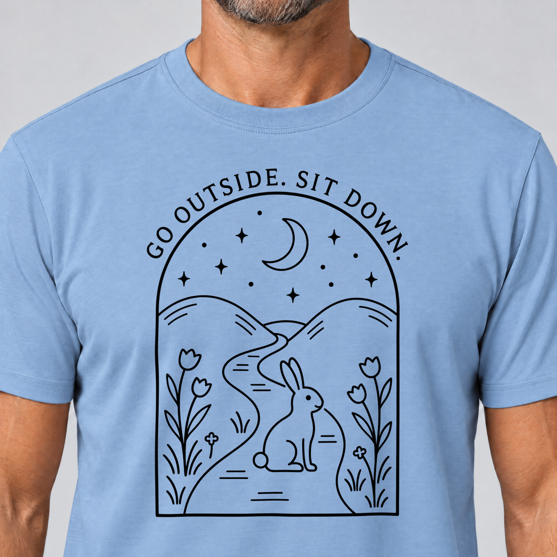 Nahaufnahme des Drucks: Go outside. Sit down. – T-Shirt Unisex in Himmelblau, von einem Mann getragen