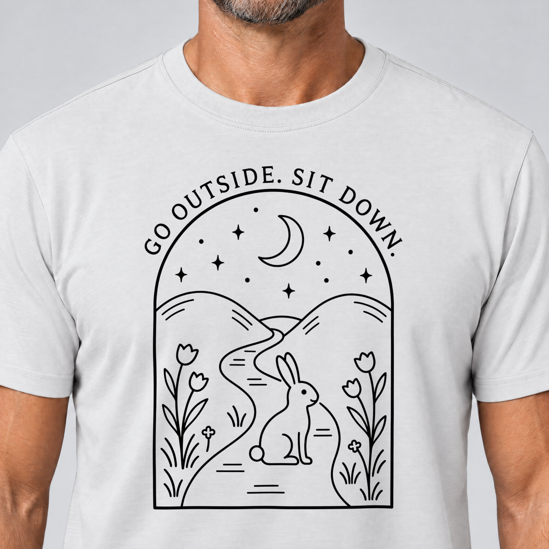 Nahaufnahme des Drucks: Go outside. Sit down. – T-Shirt Unisex in Weiß, von einem Mann getragen