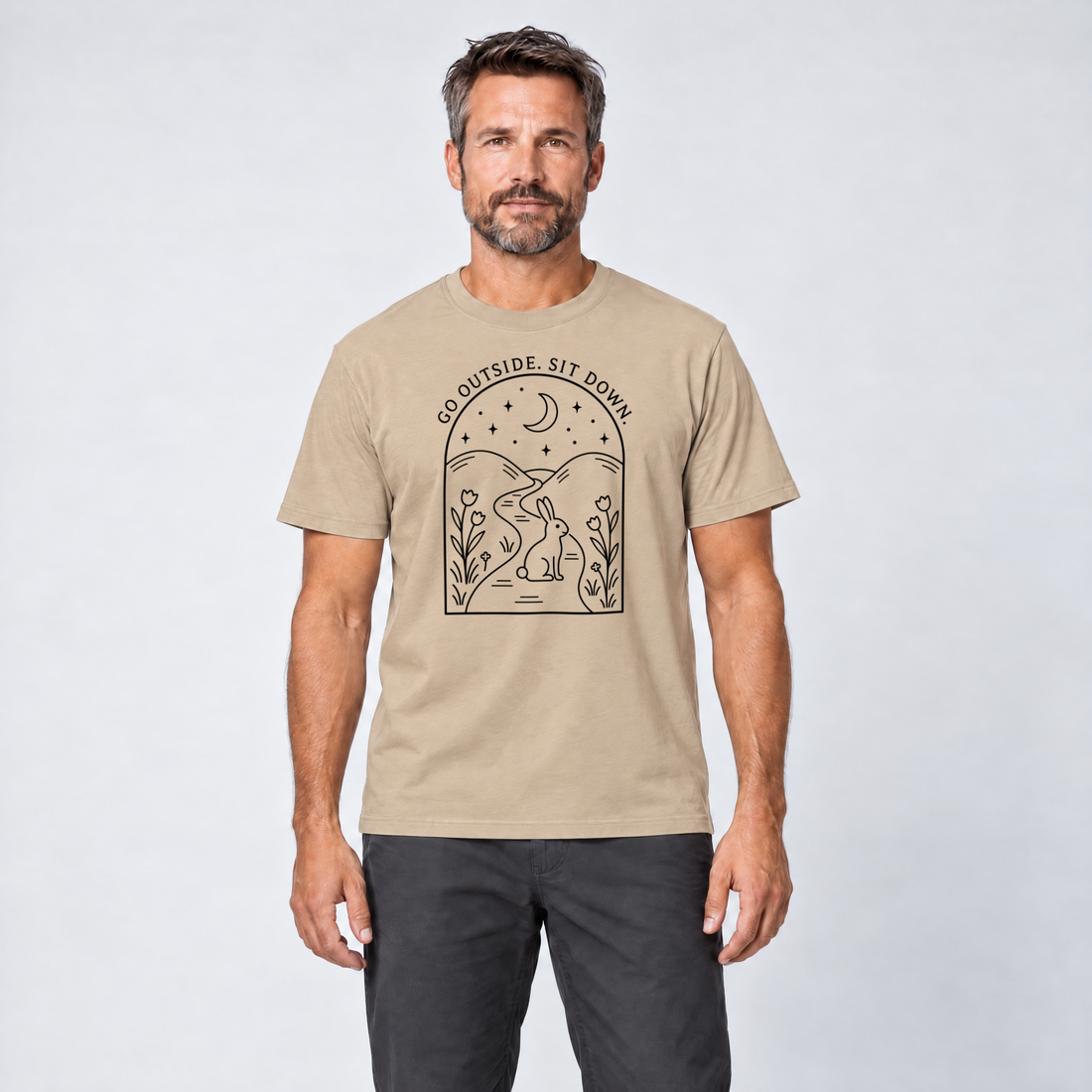 Mann trägt Go outside. Sit down. – T-Shirt Unisex in Sand, Ansicht von vorn