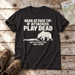 Good Practice for Later – T-Shirt Unisex in Schwarz, flach liegend auf alten Holzbrettern mit Wanderschuhen und Wanderkarte.