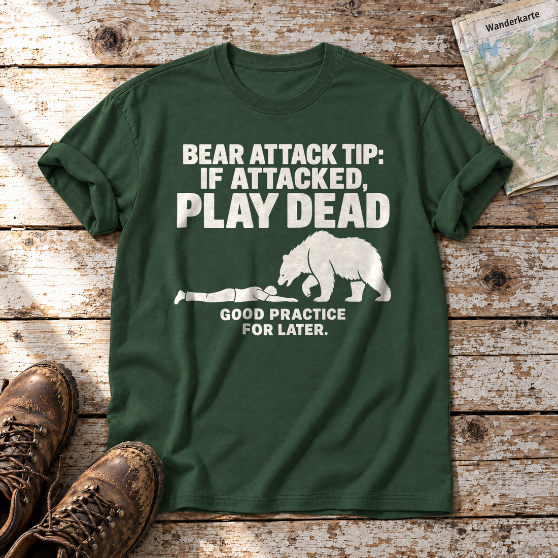 Good Practice for Later – T-Shirt Unisex in Flaschengrün, flach liegend auf alten Holzbrettern mit Wanderschuhen und Wanderkarte.