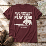 Good Practice for Later – T-Shirt Unisex in Bordeaux, flach liegend auf alten Holzbrettern mit Wanderschuhen und Wanderkarte.