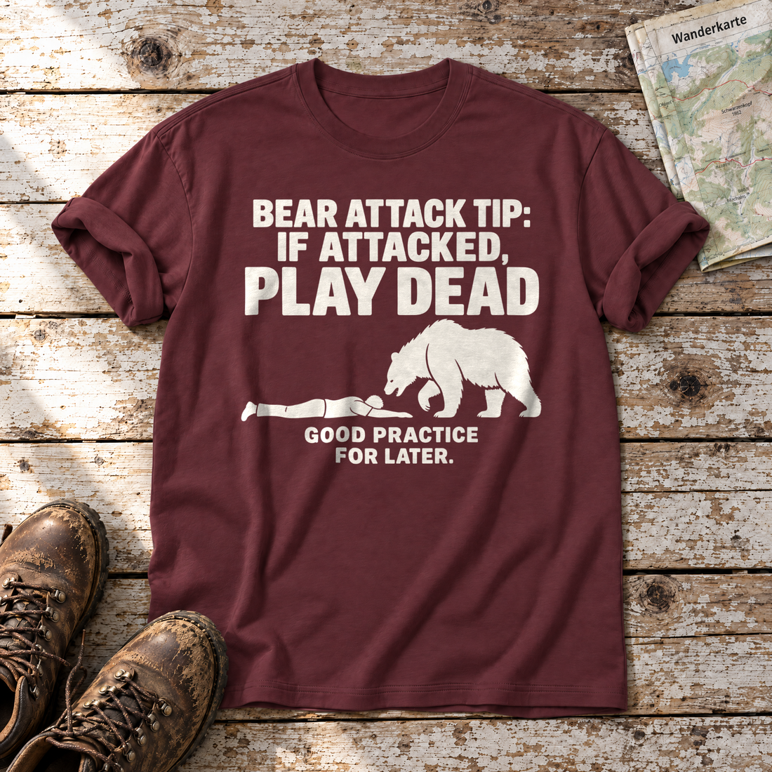 Good Practice for Later – T-Shirt Unisex in Bordeaux, flach liegend auf alten Holzbrettern mit Wanderschuhen und Wanderkarte.
