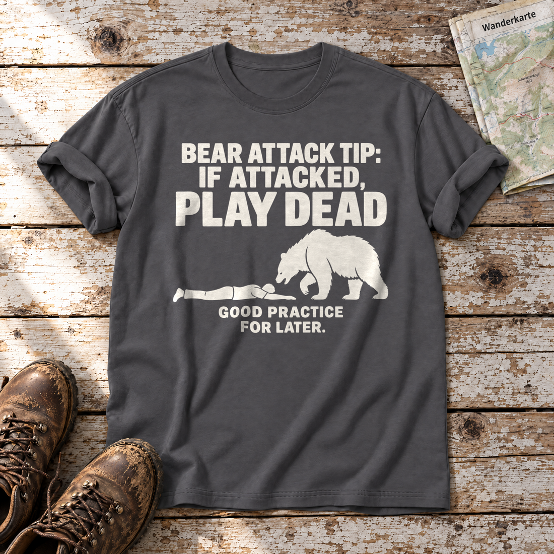 Good Practice for Later – T-Shirt Unisex in Dunkelgrau, flach liegend auf alten Holzbrettern mit Wanderschuhen und Wanderkarte.