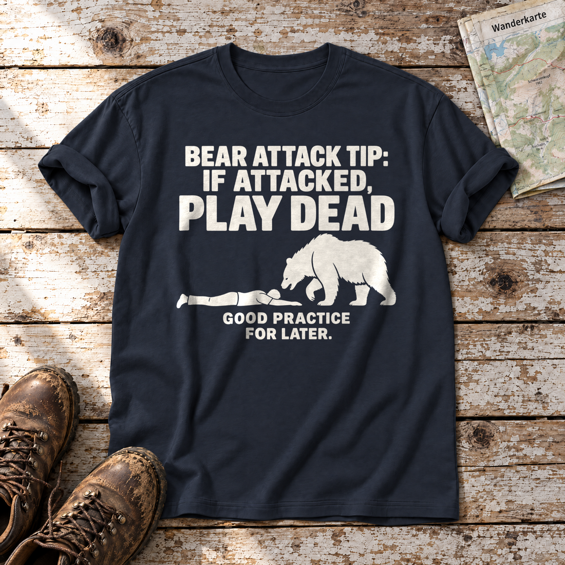 Good Practice for Later – T-Shirt Unisex in Navy, flach liegend auf alten Holzbrettern mit Wanderschuhen und Wanderkarte.
