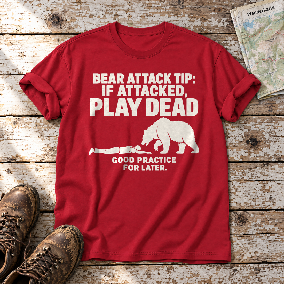 Good Practice for Later – T-Shirt Unisex in Rot, flach liegend auf alten Holzbrettern mit Wanderschuhen und Wanderkarte.