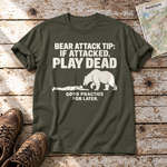 Good Practice for Later – T-Shirt Unisex in Oliv, flach liegend auf alten Holzbrettern mit Wanderschuhen und Wanderkarte.