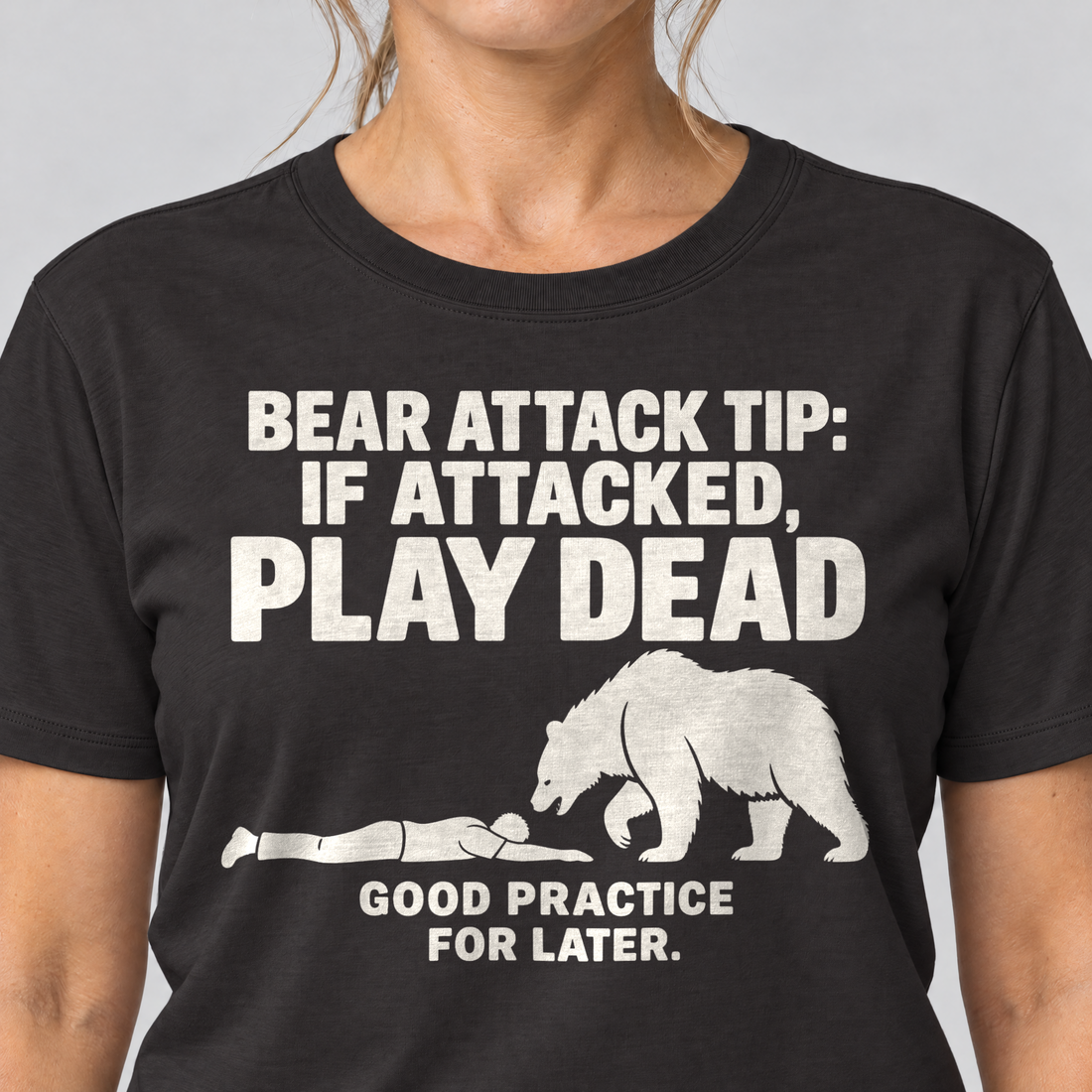 Nahaufnahme des Drucks: Good Practice for Later – T-Shirt Unisex in Schwarz, von einer Frau getragen