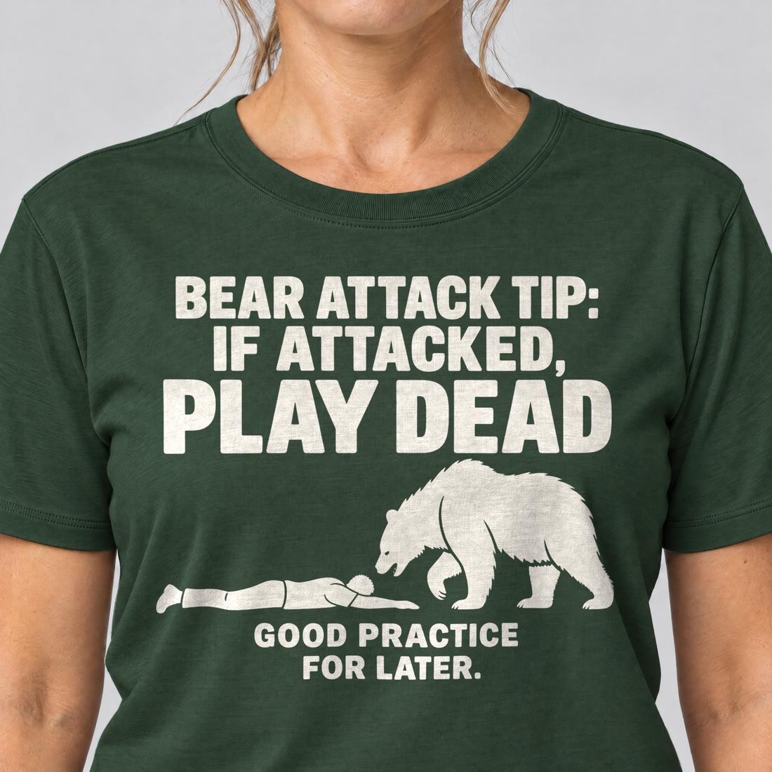 Nahaufnahme des Drucks: Good Practice for Later – T-Shirt Unisex in Flaschengrün, von einer Frau getragen