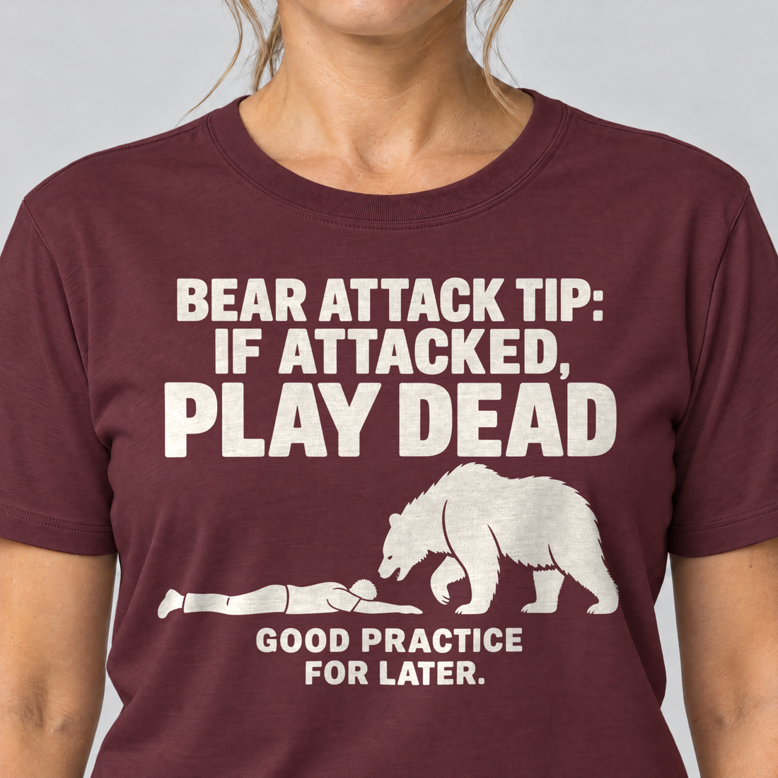 Nahaufnahme des Drucks: Good Practice for Later – T-Shirt Unisex in Bordeaux, von einer Frau getragen