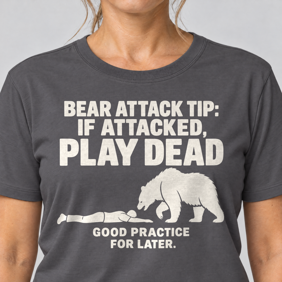 Nahaufnahme des Drucks: Good Practice for Later – T-Shirt Unisex in Dunkelgrau, von einer Frau getragen