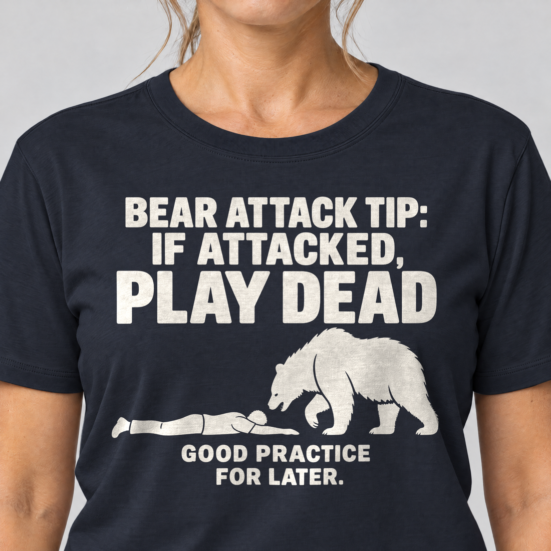 Nahaufnahme des Drucks: Good Practice for Later – T-Shirt Unisex in Navy, von einer Frau getragen