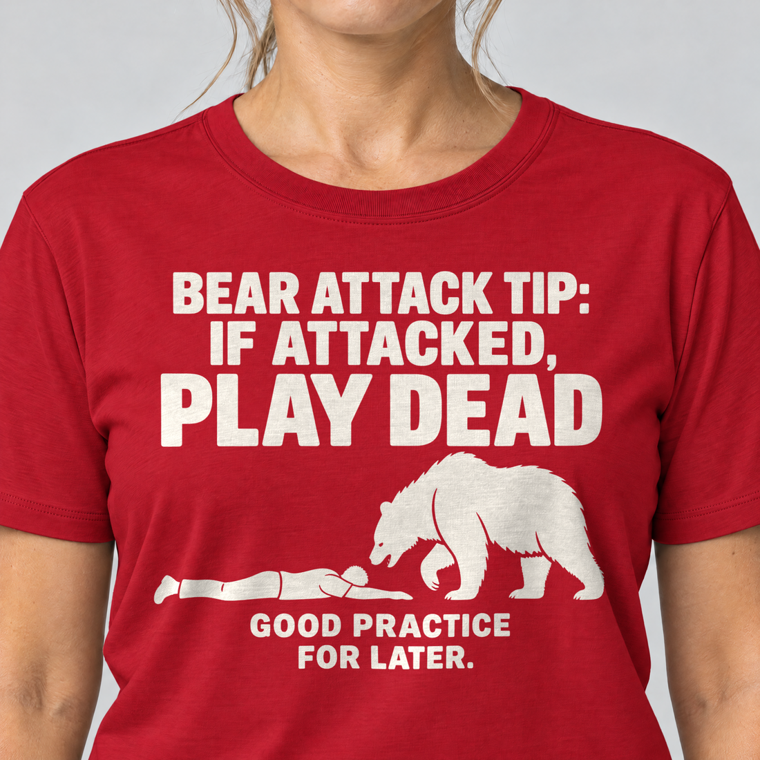Nahaufnahme des Drucks: Good Practice for Later – T-Shirt Unisex in Rot, von einer Frau getragen