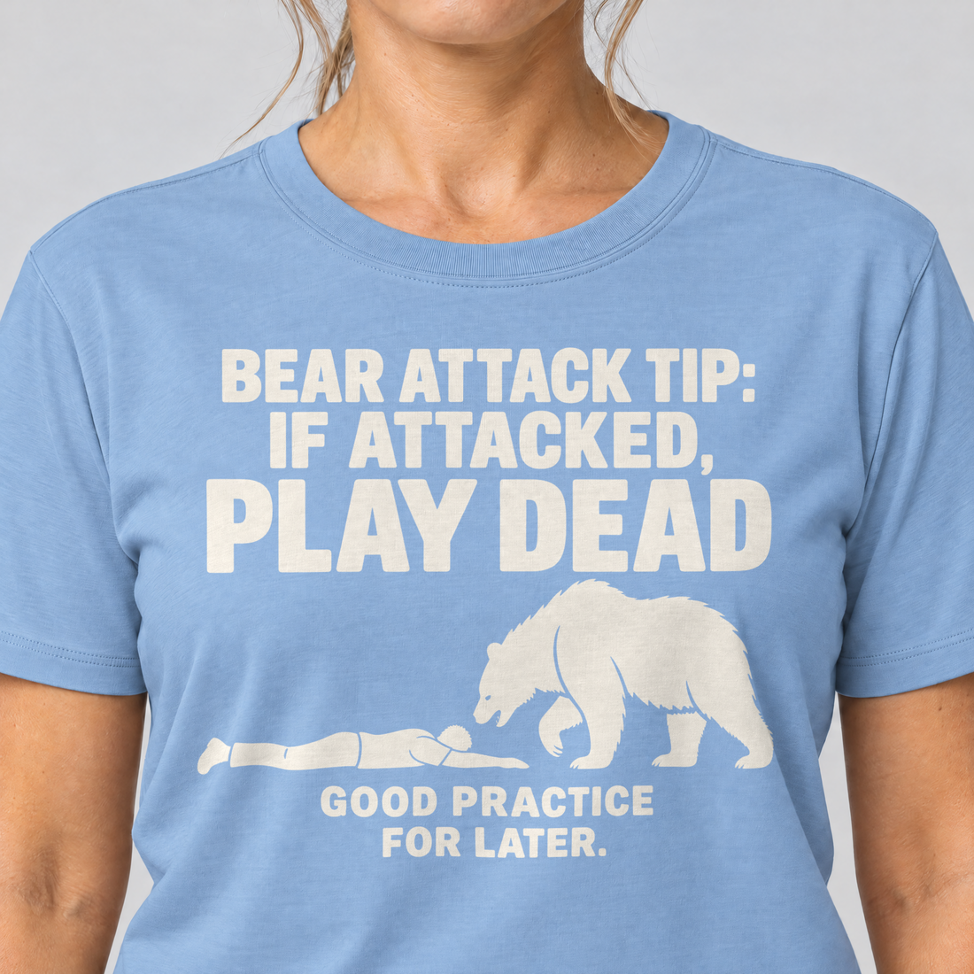 Nahaufnahme des Drucks: Good Practice for Later – T-Shirt Unisex in Himmelblau, von einer Frau getragen