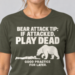 Nahaufnahme des Drucks: Good Practice for Later – T-Shirt Unisex in Oliv, von einer Frau getragen