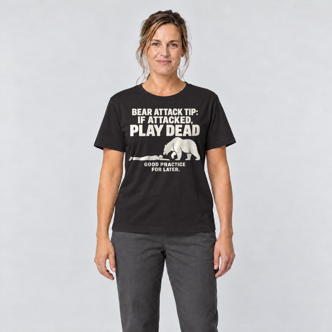 Frau trägt Good Practice for Later – T-Shirt Unisex in Schwarz, Ansicht von vorn