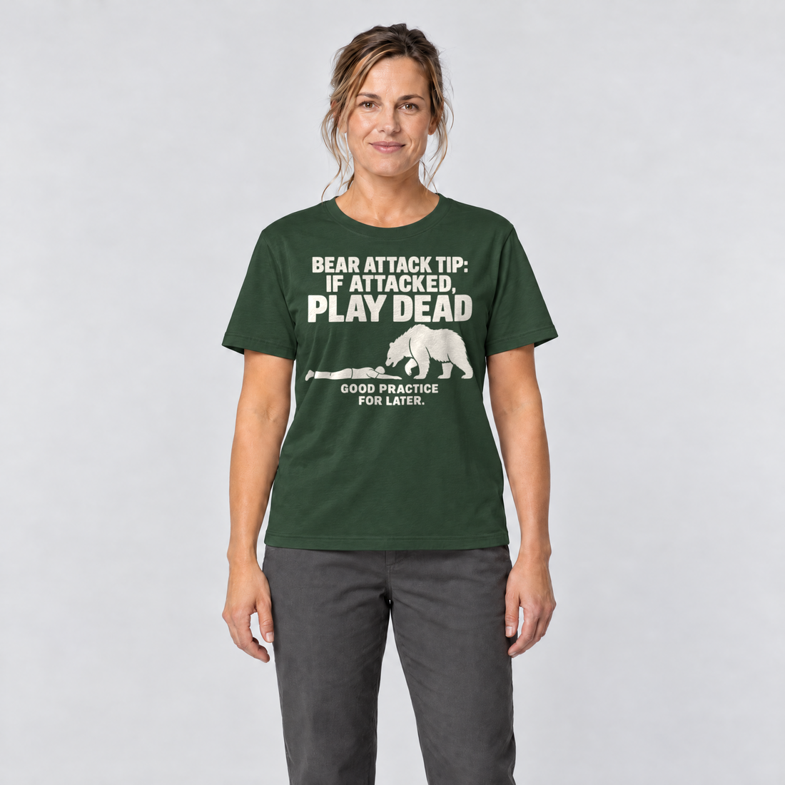 Frau trägt Good Practice for Later – T-Shirt Unisex in Flaschengrün, Ansicht von vorn