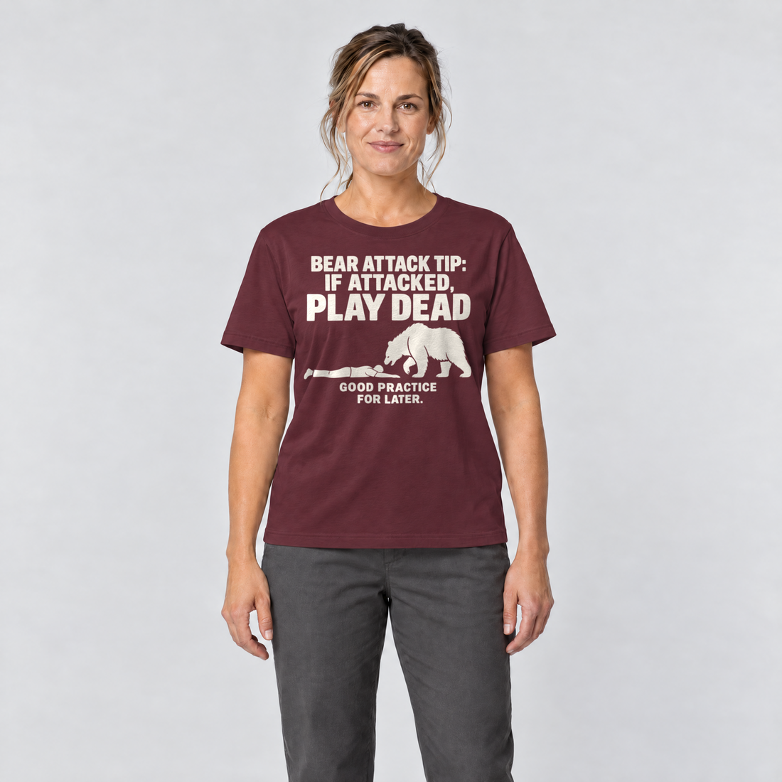 Frau trägt Good Practice for Later – T-Shirt Unisex in Bordeaux, Ansicht von vorn