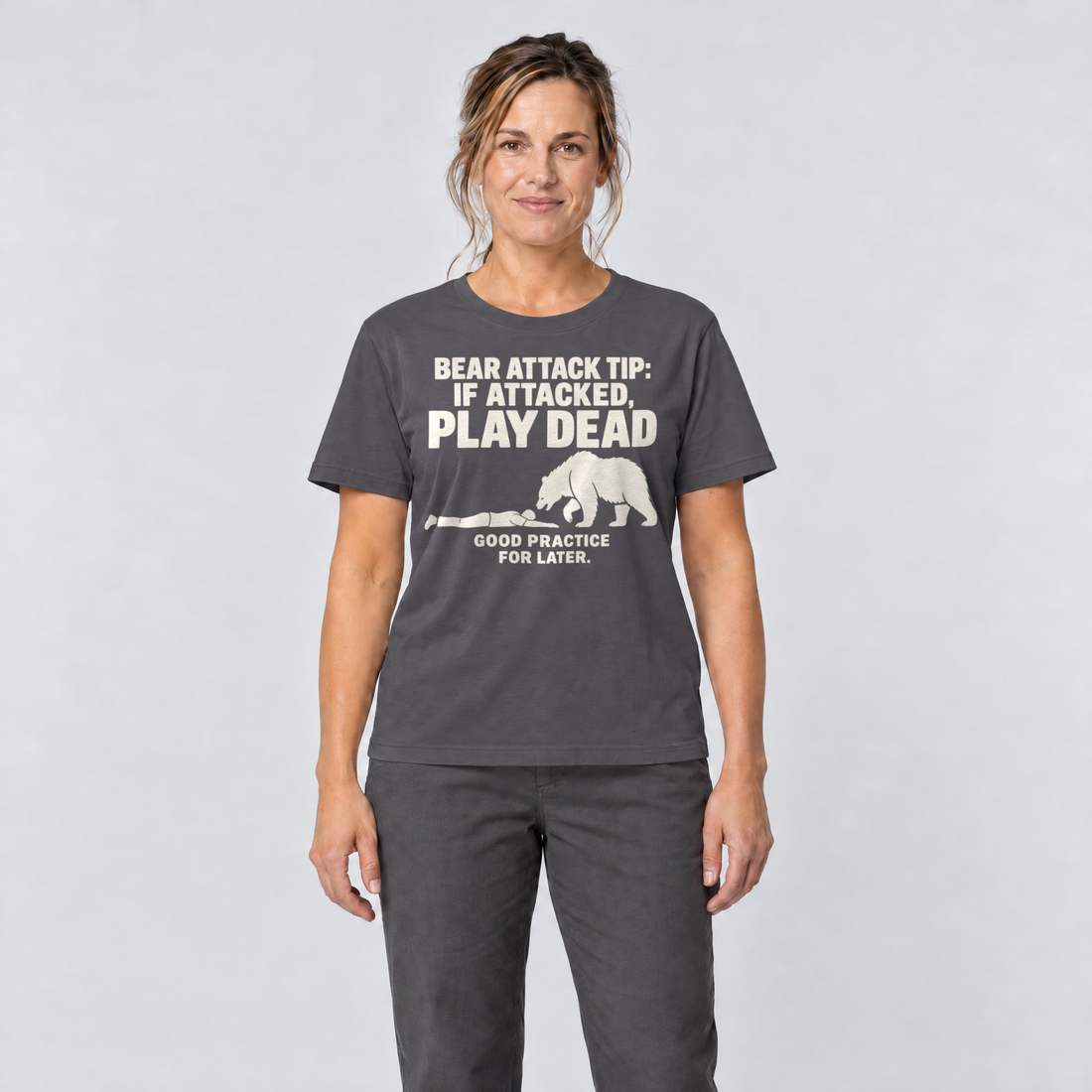 Frau trägt Good Practice for Later – T-Shirt Unisex in Dunkelgrau, Ansicht von vorn