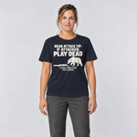 Frau trägt Good Practice for Later – T-Shirt Unisex in Navy, Ansicht von vorn