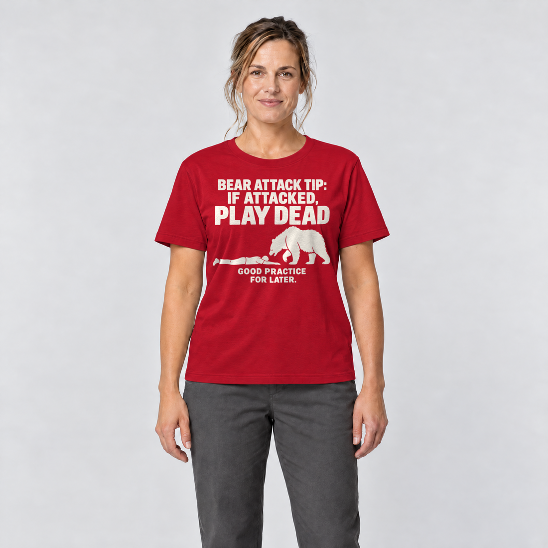 Frau trägt Good Practice for Later – T-Shirt Unisex in Rot, Ansicht von vorn