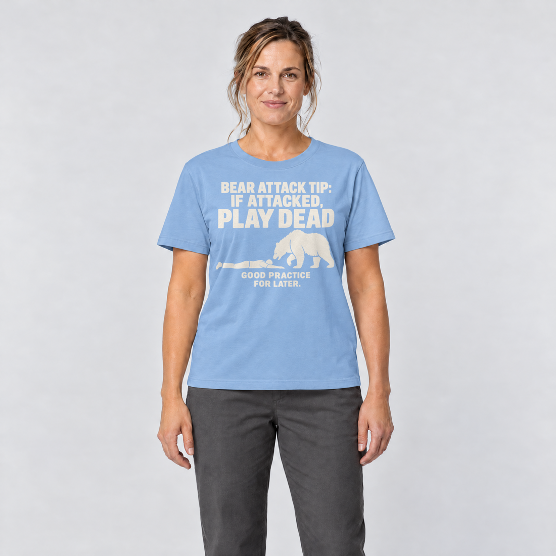 Frau trägt Good Practice for Later – T-Shirt Unisex in Himmelblau, Ansicht von vorn