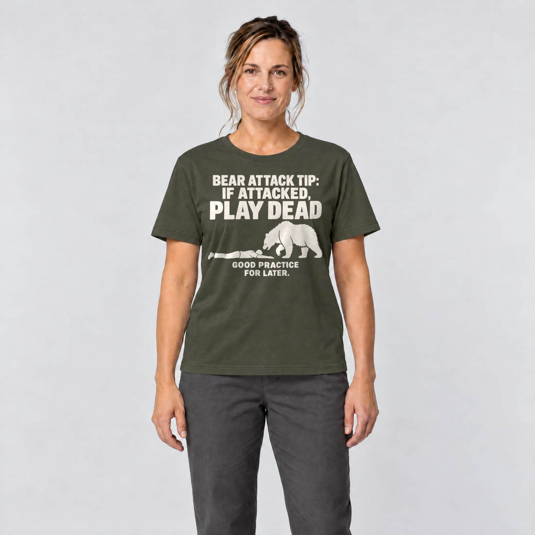 Frau trägt Good Practice for Later – T-Shirt Unisex in Oliv, Ansicht von vorn