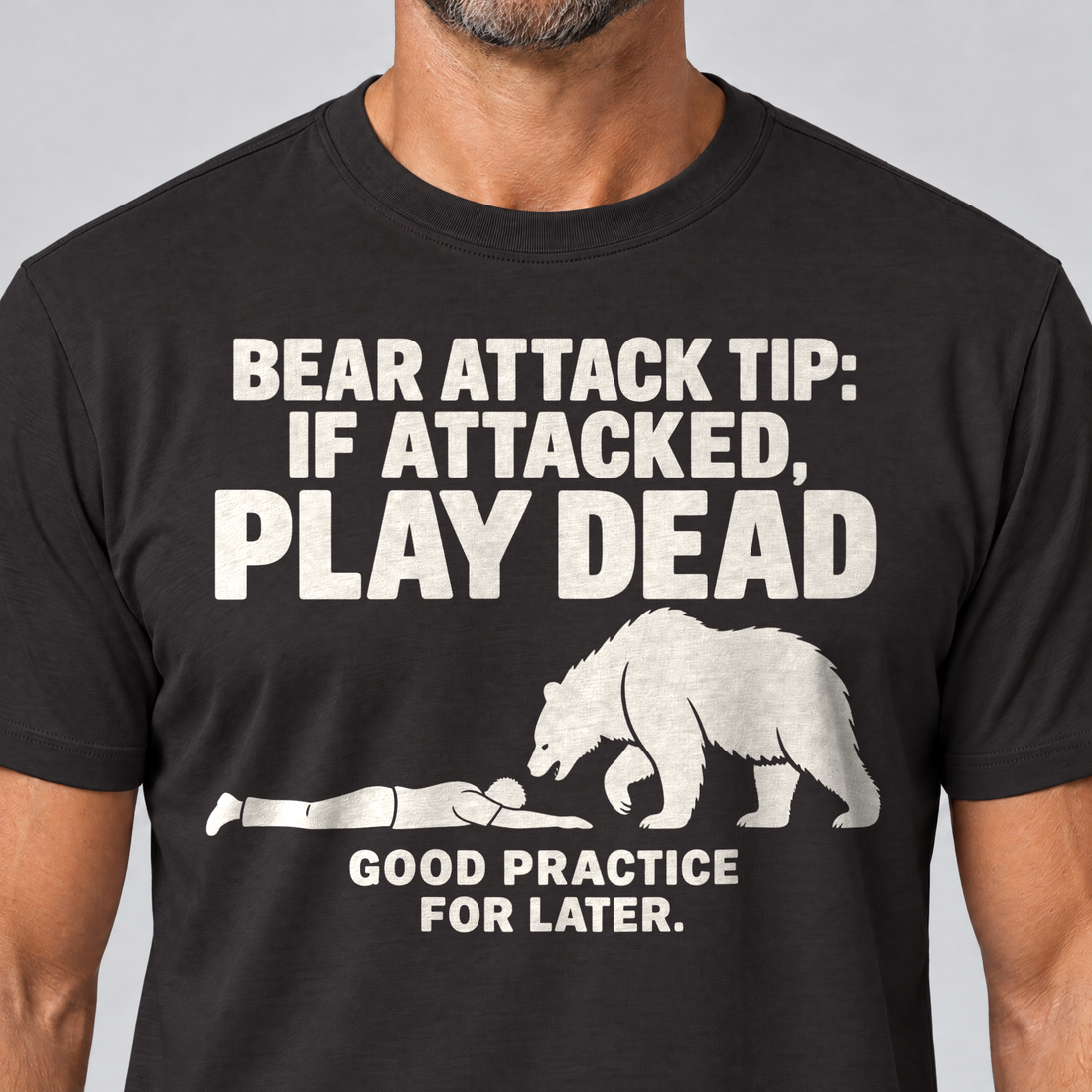 Nahaufnahme des Drucks: Good Practice for Later – T-Shirt Unisex in Schwarz, von einem Mann getragen