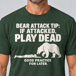 Nahaufnahme des Drucks: Good Practice for Later – T-Shirt Unisex in Flaschengrün, von einem Mann getragen