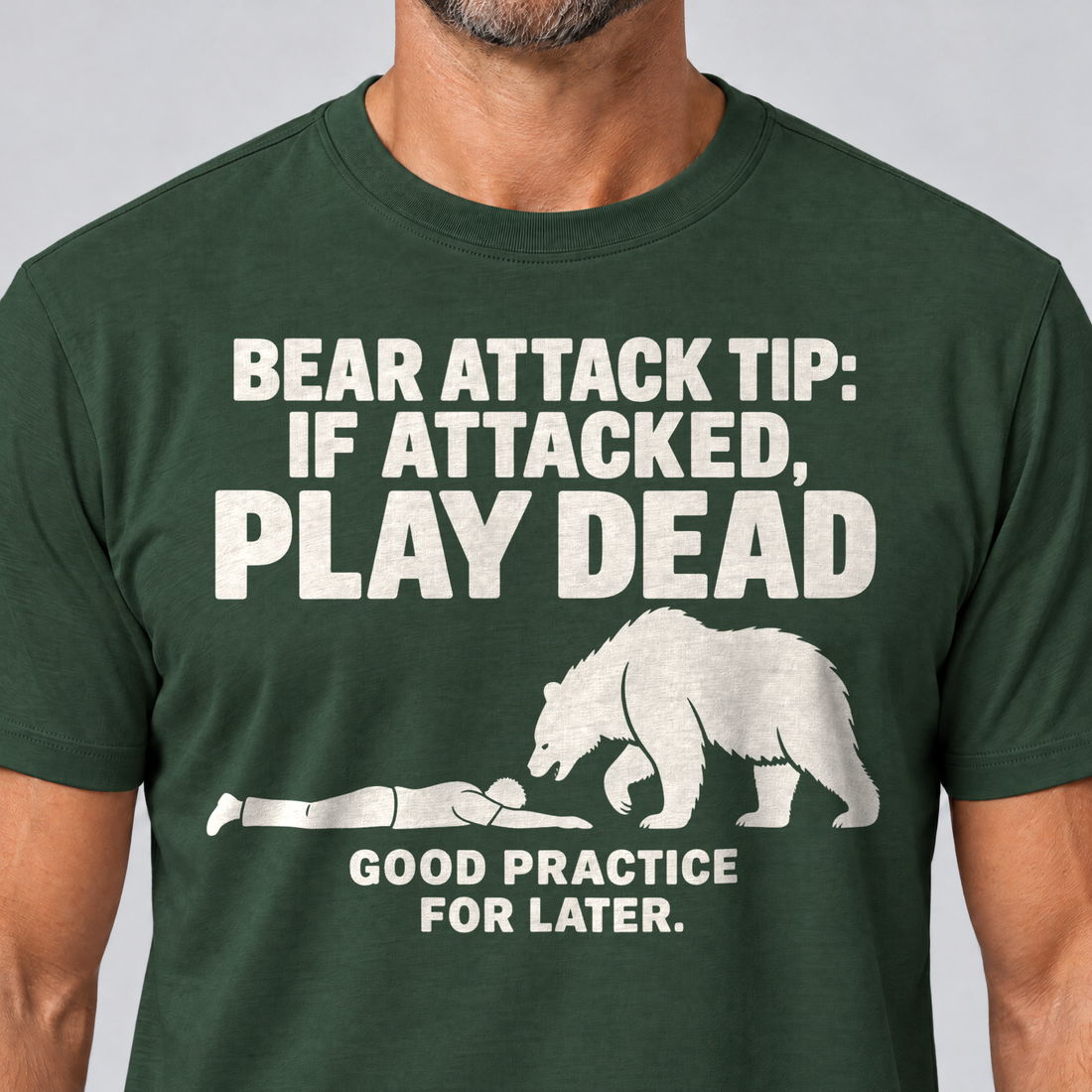 Nahaufnahme des Drucks: Good Practice for Later – T-Shirt Unisex in Flaschengrün, von einem Mann getragen