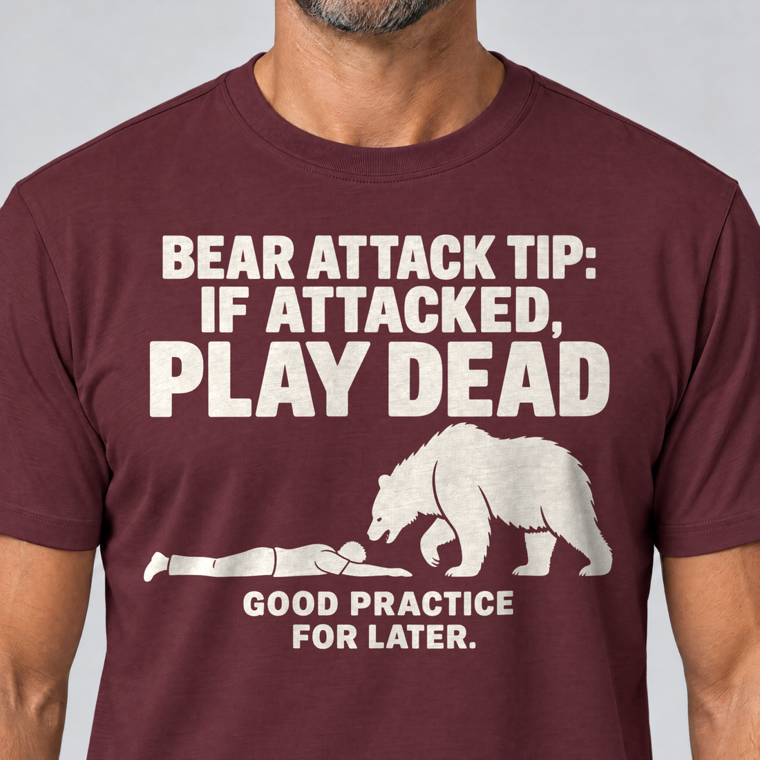 Nahaufnahme des Drucks: Good Practice for Later – T-Shirt Unisex in Bordeaux, von einem Mann getragen
