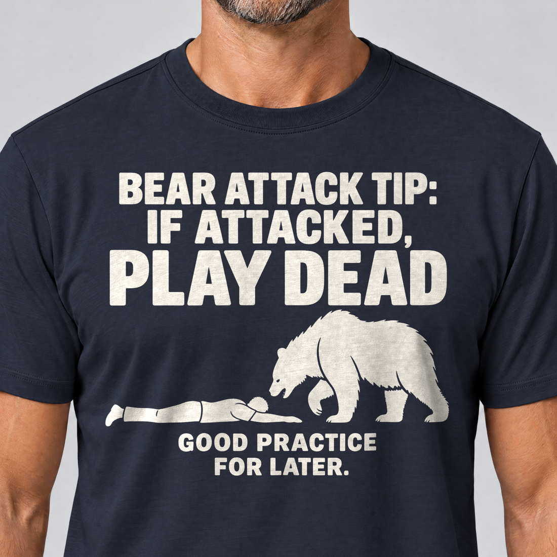 Nahaufnahme des Drucks: Good Practice for Later – T-Shirt Unisex in Navy, von einem Mann getragen