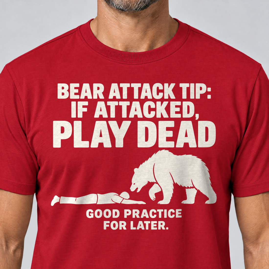 Nahaufnahme des Drucks: Good Practice for Later – T-Shirt Unisex in Rot, von einem Mann getragen