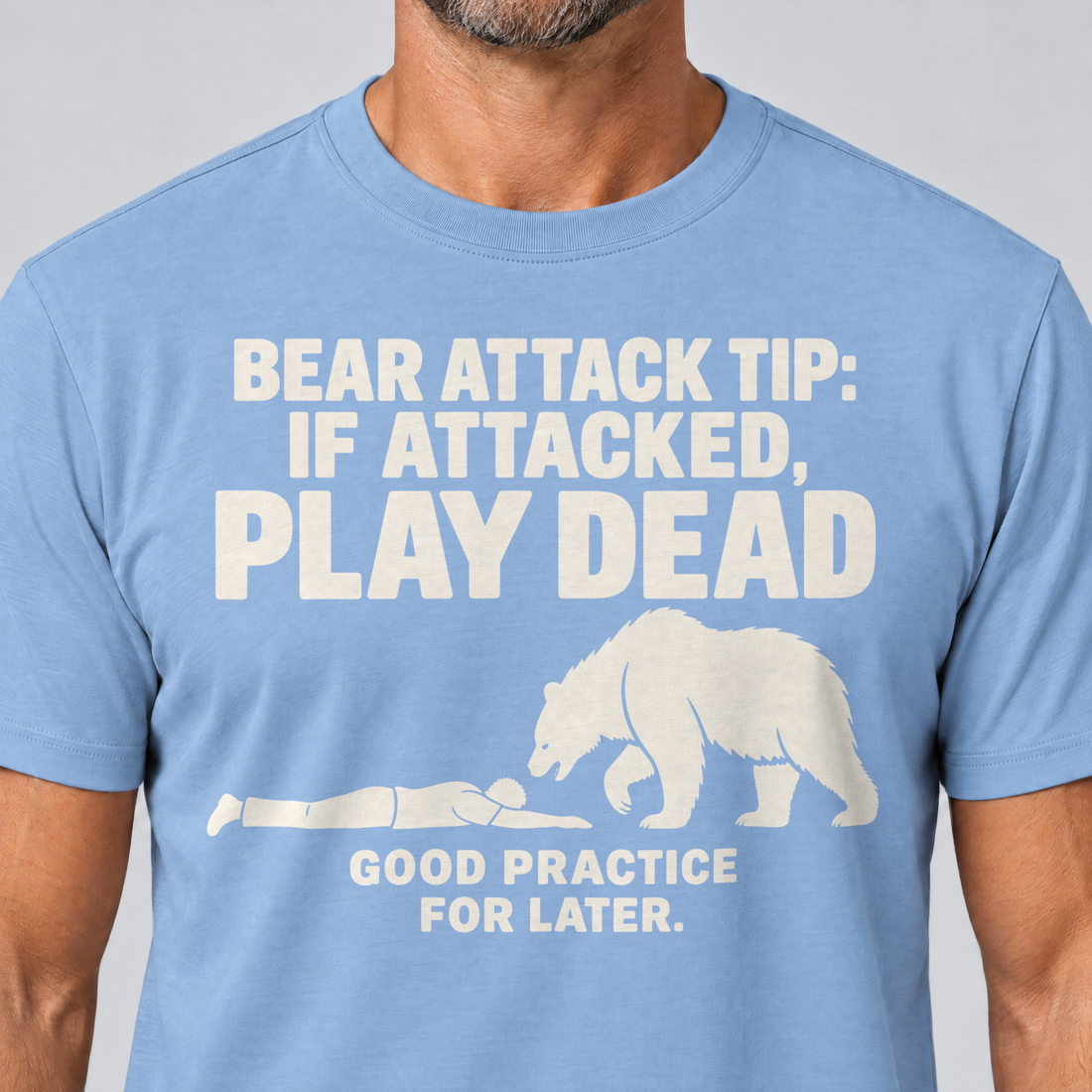 Nahaufnahme des Drucks: Good Practice for Later – T-Shirt Unisex in Himmelblau, von einem Mann getragen
