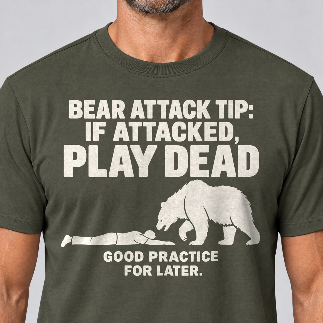 Nahaufnahme des Drucks: Good Practice for Later – T-Shirt Unisex in Oliv, von einem Mann getragen