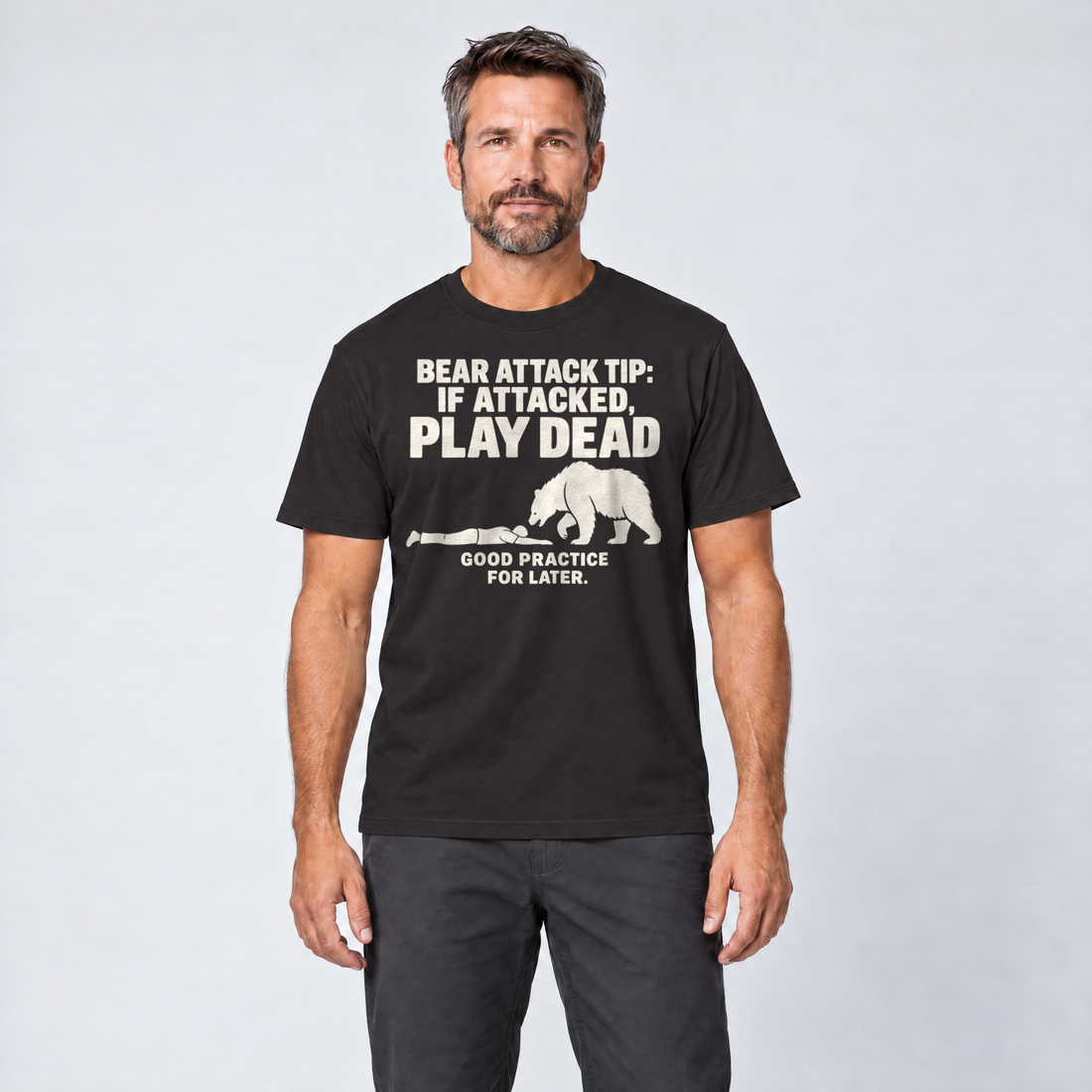 Mann trägt Good Practice for Later – T-Shirt Unisex in Schwarz, Ansicht von vorn