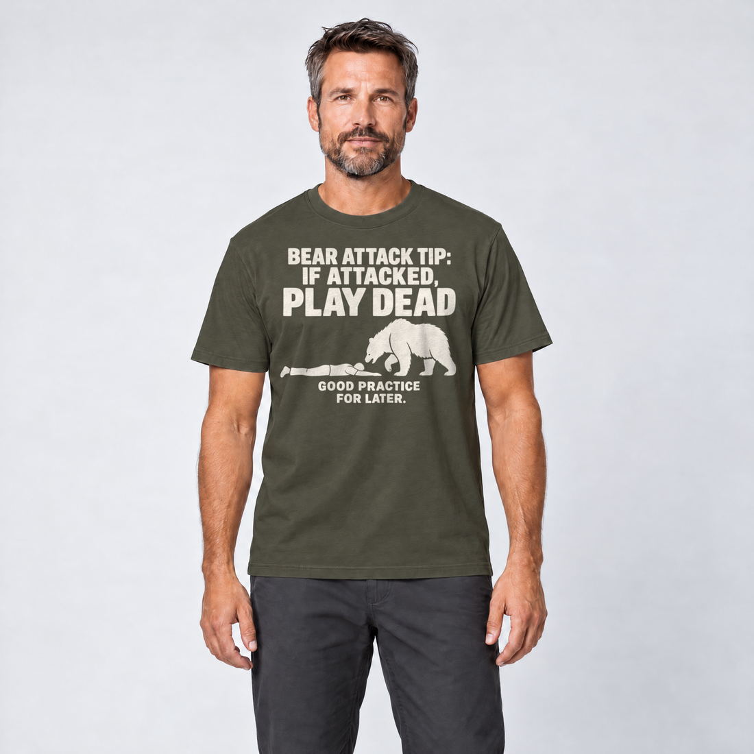 Mann trägt Good Practice for Later – T-Shirt Unisex in Oliv, Ansicht von vorn