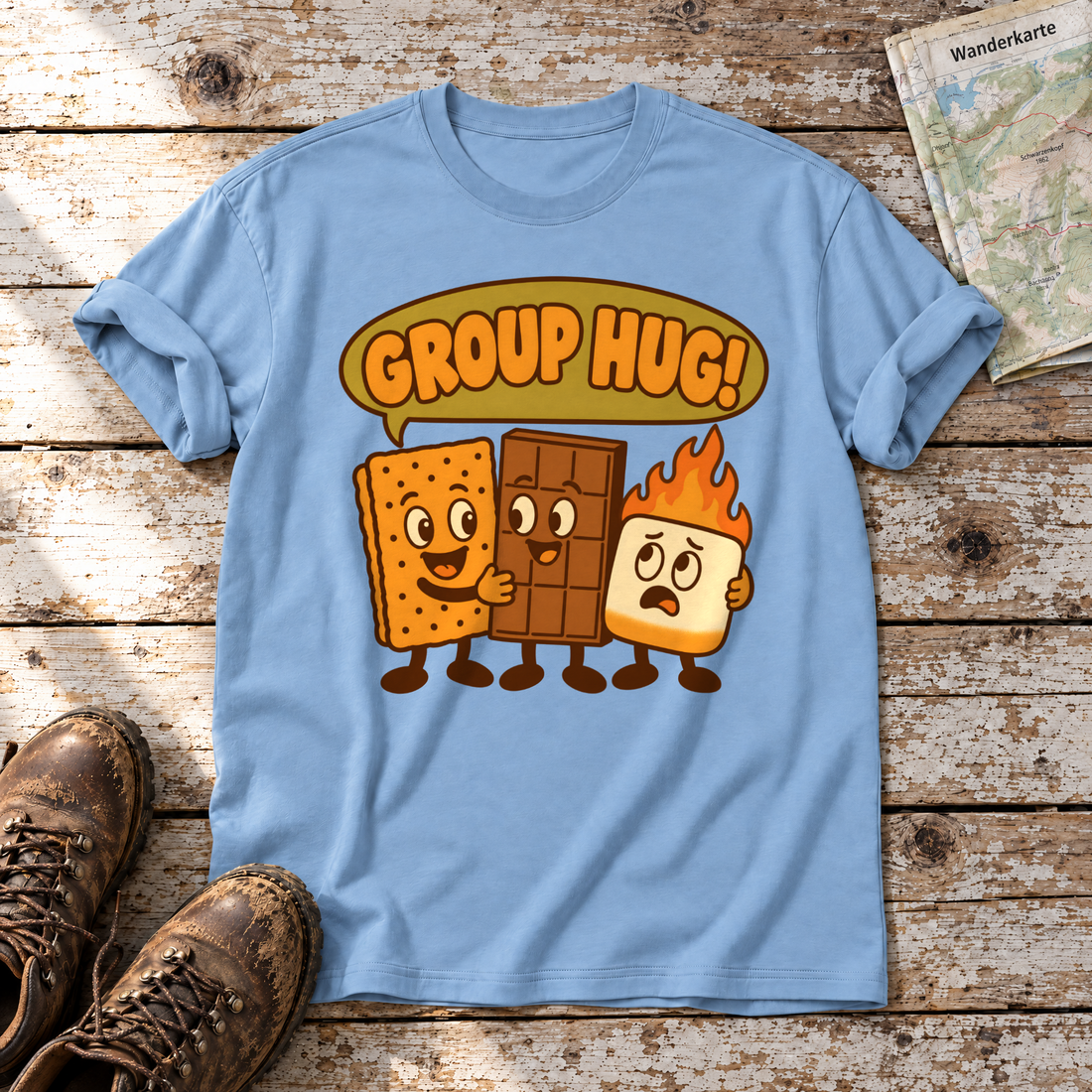 Group Hug – T-Shirt Unisex in Himmelblau, flach liegend auf alten Holzbrettern mit Wanderschuhen und Wanderkarte.