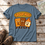 Group Hug – T-Shirt Unisex in Steinblau, flach liegend auf alten Holzbrettern mit Wanderschuhen und Wanderkarte.