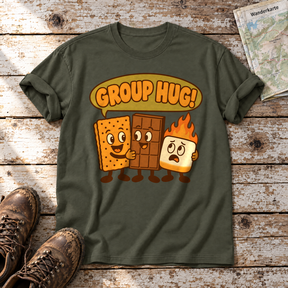 Group Hug – T-Shirt Unisex in Oliv, flach liegend auf alten Holzbrettern mit Wanderschuhen und Wanderkarte.