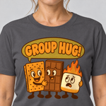 Nahaufnahme des Drucks: Group Hug – T-Shirt Unisex in Dunkelgrau, von einer Frau getragen