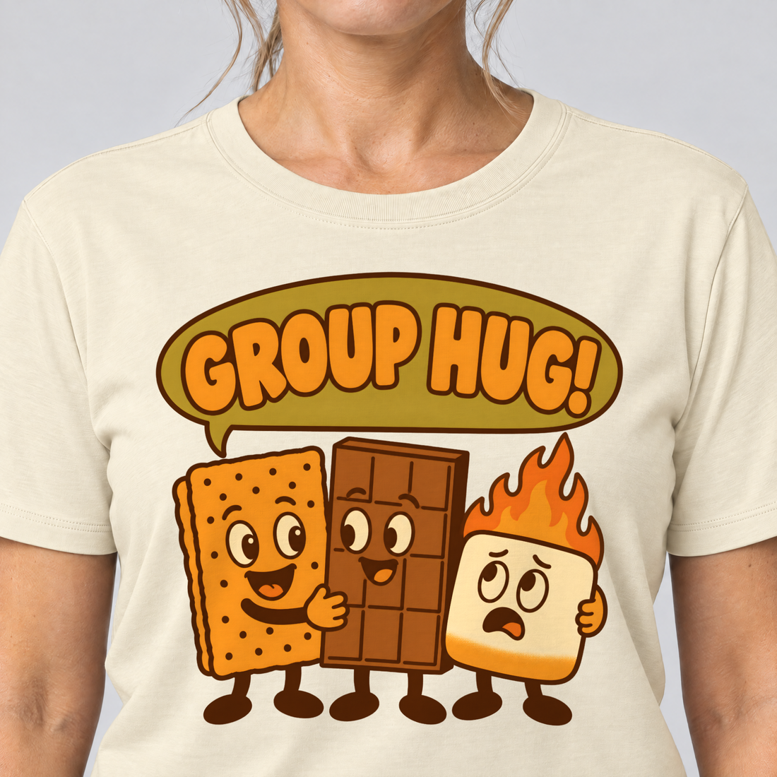 Nahaufnahme des Drucks: Group Hug – T-Shirt Unisex in Natur, von einer Frau getragen