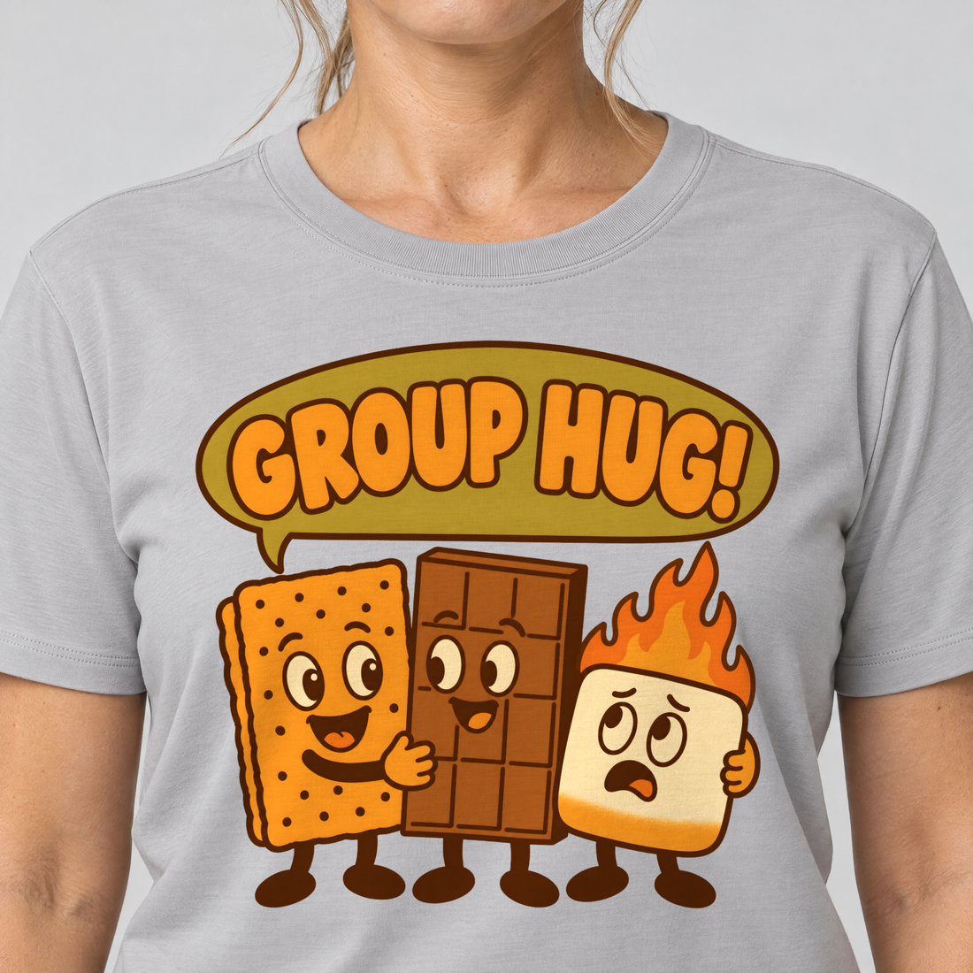 Nahaufnahme des Drucks: Group Hug – T-Shirt Unisex in Hellgrau, von einer Frau getragen