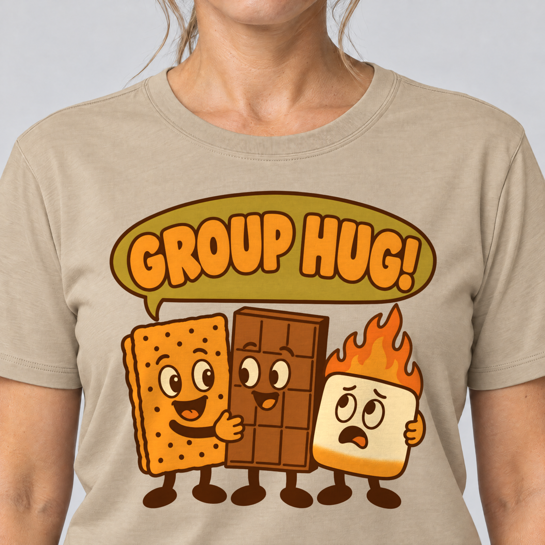 Nahaufnahme des Drucks: Group Hug – T-Shirt Unisex in Sand, von einer Frau getragen