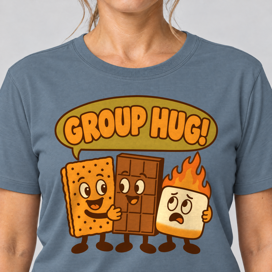 Nahaufnahme des Drucks: Group Hug – T-Shirt Unisex in Steinblau, von einer Frau getragen