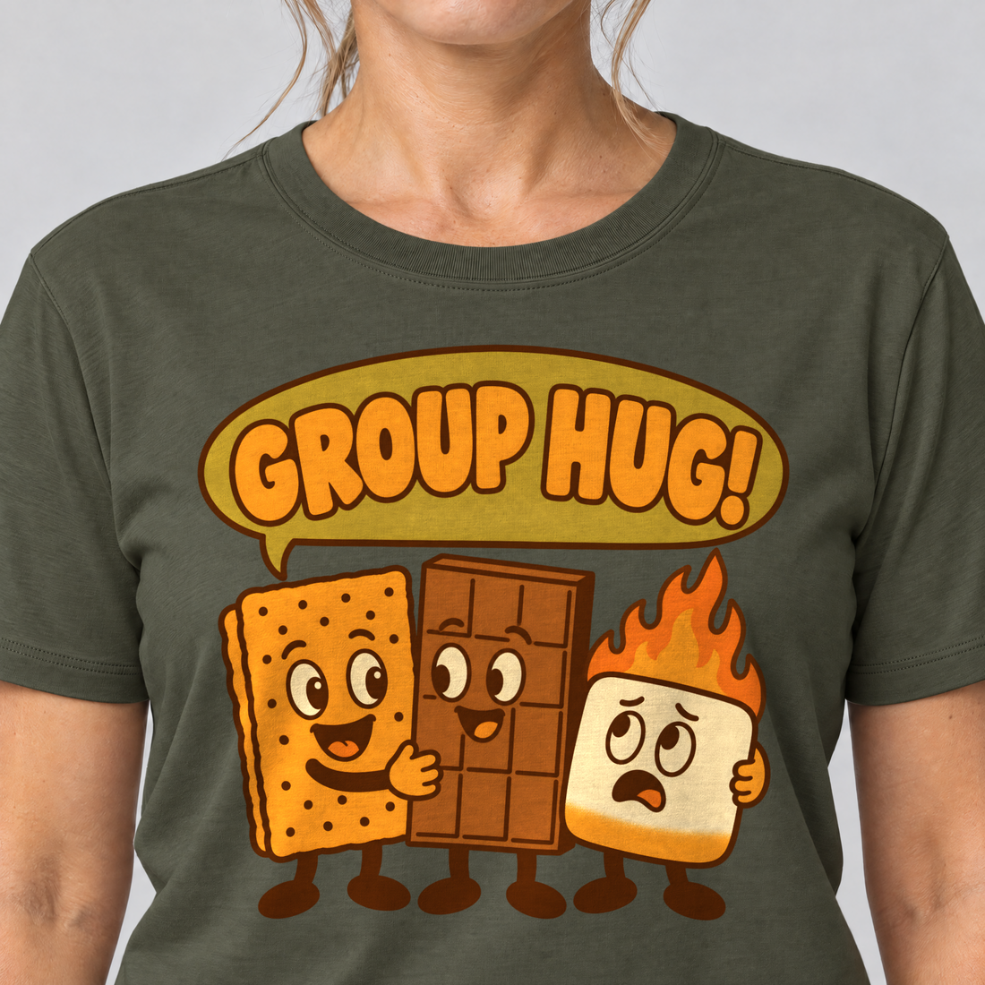 Nahaufnahme des Drucks: Group Hug – T-Shirt Unisex in Oliv, von einer Frau getragen