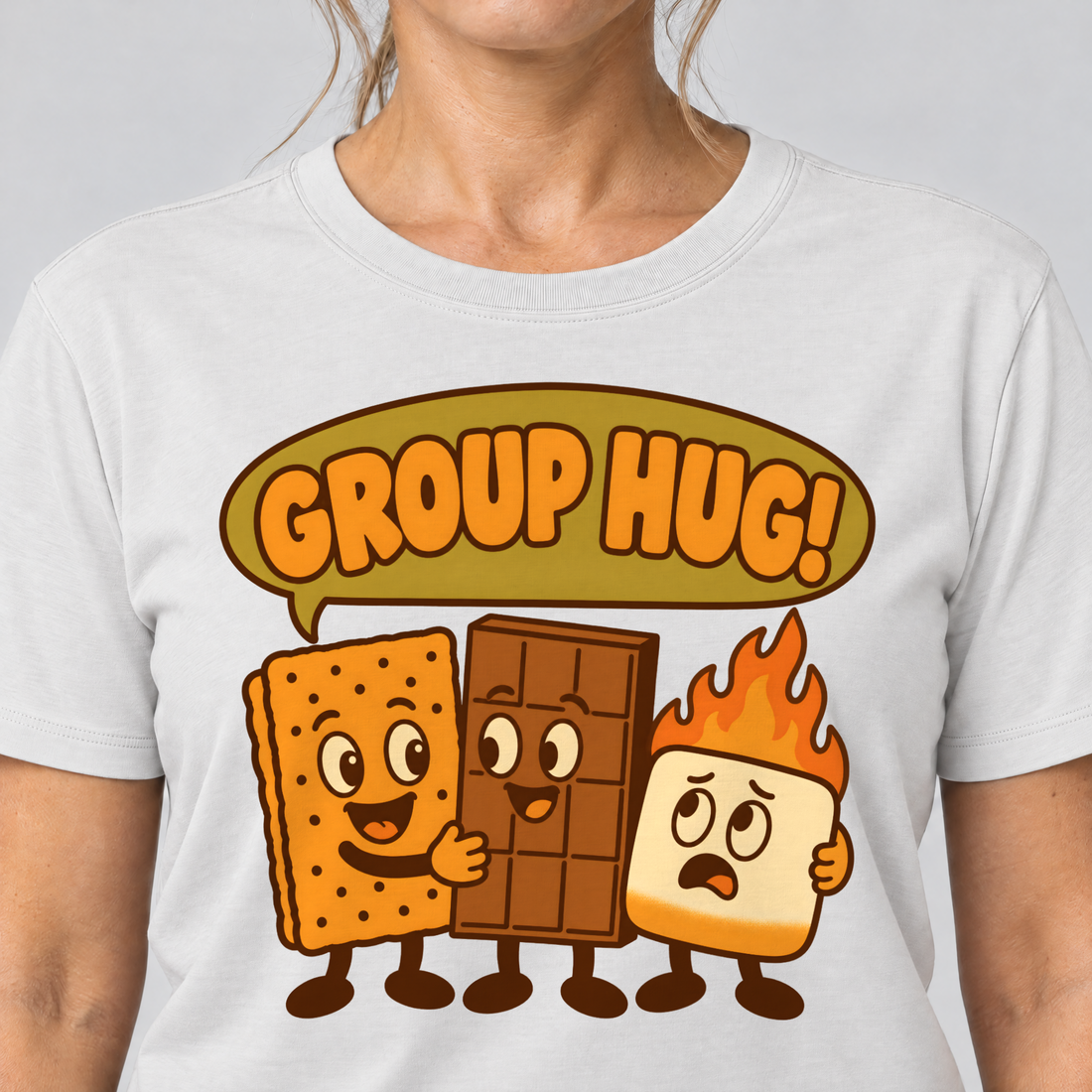 Nahaufnahme des Drucks: Group Hug – T-Shirt Unisex in Weiß, von einer Frau getragen