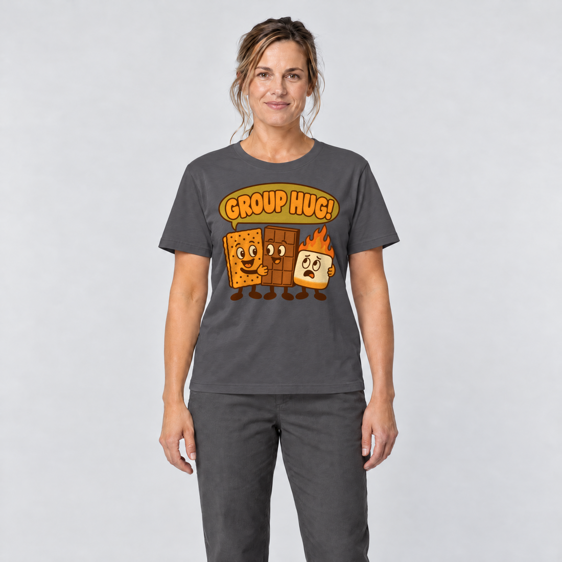 Frau trägt Group Hug – T-Shirt Unisex in Dunkelgrau, Ansicht von vorn